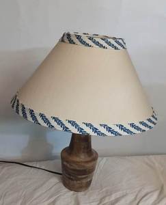 Nueva llegada: Pantalla de lámpara mini tipo cono, hecha a mano, con forma de campana, de tela de algodón Anna, con patrón de hojas azules y anillos de montaje E27. - Product Image 4