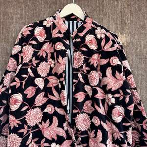 Chaqueta Acolchada de Terciopelo Floral, Abrigo Estilo Bohemio Hippie - Product Image 2