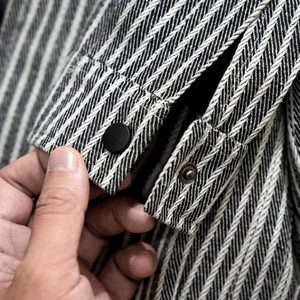 เสื้อแจ็คเก็ตบอมเบอร์ทรงวีคอ รุ่น TST 2131.1 สำหรับทุกเพศ สไตล์วินเทจ ผลิตจากผ้าไม่ถักทอ ระบายอากาศได้ดี เป็นมิตรกับสิ่งแวดล้อม ลายเรขาคณิต ดีไซน์เรียบง่าย เหมาะสำหรับใส่ในฤดูใบไม้ร่วง - Product Image 4