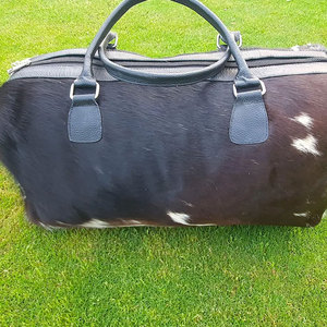 Sac de voyage week-end en fourrure haut de gamme, très demandé, durable, élégant et éco-responsable – Collection Hair on Bags - Product Image 5