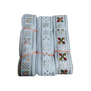 Hermosa ribete de encaje bordado, ideal para trajes de novia, dupatta, blusas y trabajos artesanales. - Product Image 1