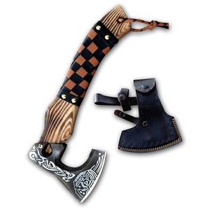 Hache viking artisanale en acier au carbone gravé, avec manche en bois, poignée en cuir tressé noir et marron et fourreau de protection en cuir. - Product Image 6