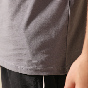 Camiseta de algodón de punto liso teñido de color sólido, informal, de manga corta, cuello redondo, ajuste regular, gris, para hombre, tendencia 2026, venta al por mayor - Product Image 6