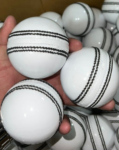 Ballon de cricket blanc et noir pour hommes, femmes et jeunes – Tailles variées, durable, pour entraînement et match – Équipement sportif de qualité supérieure – Vente en gros - Product Image 1