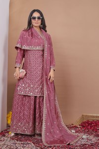Ensemble Sharara tendance mauve avec cape et dupatta, orné de broderies Gota Patti et de miroirs, en soie, style ethnique de luxe, idéal pour demoiselle d'honneur, collection hiver Bollywood - Product Image 3