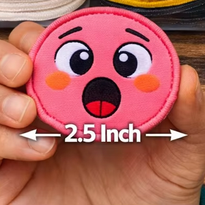 Écusson brodé personnalisé mignon à thermocoller ou à coudre, motif visage de dessin animé pour vêtements et accessoires - Product Image 1