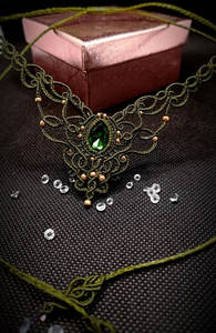 Collar con Colgante de Esmeralda Hecho a Mano, Estilo Boho Natural, Curativo, Ajustable, con Cordón Verde - Product Image 2