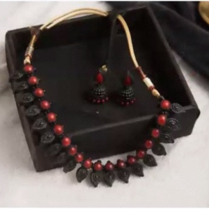 Ensemble collier et boucles d'oreilles Jhumka en laiton, plaqué argent noir antique, imitation perle, bijoux écologiques, style mariage Kottravai Tamil Nadu - Product Image 6