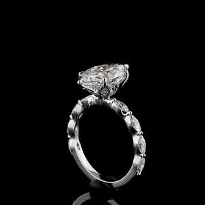 Anillo de compromiso de moissanita en forma de lágrima de 2 quilates con certificación IGI, piedra lateral marquesa y banda retorcida, chapado en oro de 18 quilates - Product Image 2