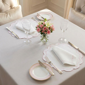 Juego de Manteles Individuales y Servilletas de Lino de Lujo Personalizados al por Mayor, Lavables, con Bordado de Planta Tradicional y Corazón Rosa, con Borde Festoneado, para Boda - Product Image 1