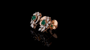 Pendientes de Oro con Esmeralda Verde Ovalada de Laboratorio y Halo de Diamantes en Forma de Pera |   Proveedor de Joyería Fina OEM ODM - Product Image 3