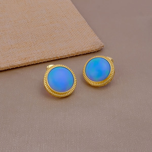 Boucles d'oreilles clous rondes en opale de Welo plaquées or, avec opale d'Éthiopie naturelle - Bijoux en laiton faits à la main, cadeau pour femme - Product Image 1