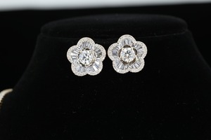 Conjunto de Collar y Pendientes de Diamantes Baguette Redondos y Cónicos con Diseño Floral, Joyería Nupcial de Oro Sólido, Conjunto de Lujo para Boda, Diamantes Cultivados en Laboratorio - Product Image 2