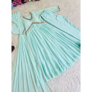 GEORGETTE À LA MODE DENTELLE TRAVAIL MANUEL ALIA CUT ROBE BAS AVEC DUPATTA SKY - Product Image 1