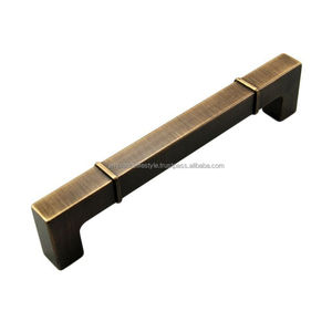 Tirador de metal equilibrado que ofrece comodidad y estilo para muebles de cocina, cajones y armarios - Product Image 2