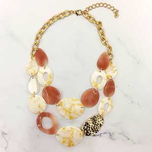 Collar de Resina con Eslabones de Mármol Rosa, Joyería de Lujo, Hecho a Mano, Collar Contemporáneo, Artesanía Moderna en Resina - Product Image 6
