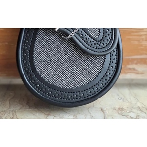Sporran en cuir véritable de qualité supérieure avec garniture décorative perforée et fermoir de style celtique pour kilt écossais des Highlands - Product Image 3
