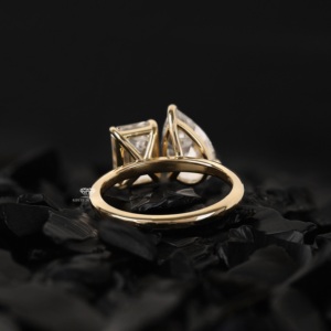Anillo de compromiso de diamantes cultivados en laboratorio Toi Et Moi, corte pera esmeralda, oro amarillo de 14K, anillo de aniversario de dos piedras para ella, proveedor mayorista - Product Image 3
