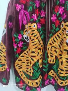 Veste Suzani en velours marron avec motif tigre et broderie florale complexe, attrayante pour les femmes, artisanale traditionnelle indienne, manteau d'hiver. - Product Image 6