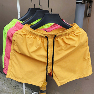 กางเกงขาสั้นผู้ชายสีพื้น แห้งเร็ว เอวกลาง มีเชือกผูกด้านหน้า สไตล์ลำลอง ใส่ได้ในฤดูร้อน เป็นมิตรกับสิ่งแวดล้อม ผ้าแคนวาส สีเหลือง ชมพู เขียว - Product Image 1