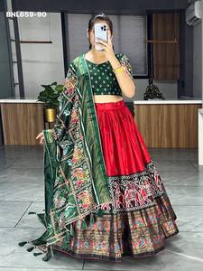 ชุดเลเฮนกา-โชลีและผ้าคลุมไหล่ คอลเลคชั่นพรีเมียม ดีไซน์ใหม่ ผ้าไหมโดลา พิมพ์ลายปาโตลาและปายทานี พร้อมงานปักฟอยล์ จากซัพพลายเออร์อินเดีย - Product Image 5