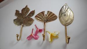 Crochet mural élégant en forme de feuille, support décoratif en métal adapté pour accrocher des bijoux, des chaînes, des ceintures et des accessoires de mode - Product Image 2