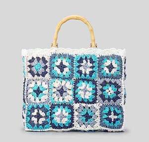 Évoquez l'esprit rafraîchissant d'une brise marine claire avec ce sac en fil naturel vibrant, orné de motifs artistiques en carrés granny. - Product Image 1