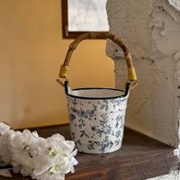 Vase en céramique vintage à motif floral avec poignée en bambou, pot à fleurs en porcelaine peint à la main, vase décoratif pour la décoration de table à la maison