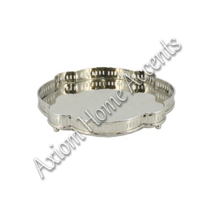 Elegante bandeja de latón con acabado pulido para servir en fiestas de Navidad y decoración de mesa de Axiom Home Accents - Product Image 6