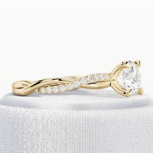 Élégante bague de fiançailles torsadée en or jaune 14 carats avec diamant de laboratoire 1 carat D VVS2 taille brillant certifié IGI, style corde tressée - Product Image 2