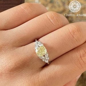 Bague de fiançailles Charm_Jewells pour femme en or blanc avec moissanite taille coussin, motif floral, sertissage à griffes, style classique - Product Image 4