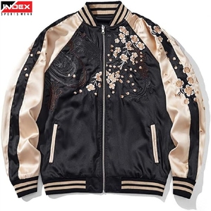 แจ็คเก็ตวาร์ซิตี้ผ้าซาตินแบบใหม่ปี 2026 จากสหรัฐอเมริกา รับสกรีนโลโก้ แจ็คเก็ตบอมเบอร์ผู้ชาย เสื้อผ้ากีฬาสุดเท่ห์ พรีเมียม ขายส่งราคาพิเศษ - Product Image 1