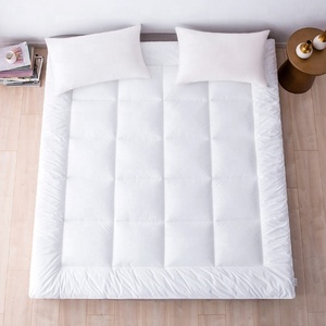 Cubrecolchón Acolchado Blanco Refrescante de Microfibra Sólida 400TC, Lavable, para Uso en Casa y Hotel, para Todas las Estaciones - Product Image 1