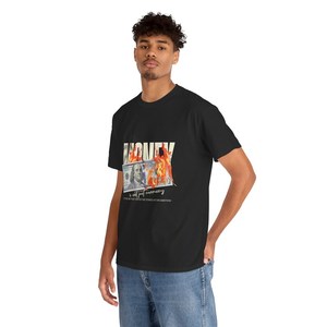 เสื้อยืดกราฟิกพรีเมียม – ลายพิมพ์ “เงินไม่ใช่แค่สกุลเงิน” |   เสื้อยืดสตรีทแวร์ลำลองผ้าฝ้าย 100% สำหรับผู้ชาย - Product Image 2