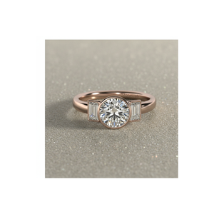 Bague de fiançailles Stonewels en diamant de laboratoire à trois pierres, taille ronde, sertie clos, pierres latérales baguette droites, or 14 carats, certifiée - Product Image 1