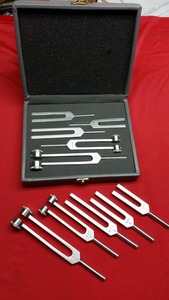 MayoMed - Juego de 5 diapasones médicos de alta calidad, los más vendidos, para diagnóstico médico, quirúrgico, quiropráctico y fisioterapéutico - Product Image 1