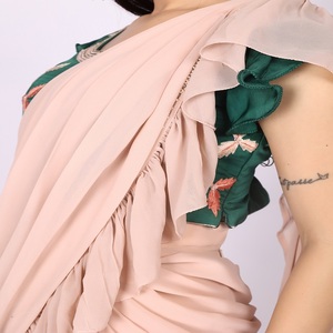 Perfecto para cada ocasión y fácil de llevar. Sari con volantes listo para usar, con cuentas y bordados en la blusa. - Product Image 3