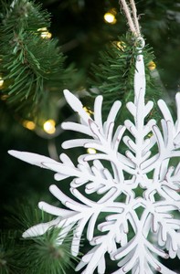 Adornos colgantes de copos de nieve blancos para decoración navideña a precio de mayoreo - Product Image 2