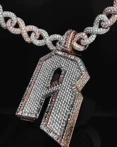 Collier chaîne avec pendentif lettre en or rose et moissanite, breloque lettre effet glaçon, bijou personnalisé avec initiale, pendentif cadenas - Product Image 1