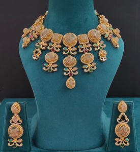 Ensemble de colliers inspirés de Sabyasachi, qualité supérieure, bijoux de luxe, parfaits pour les mariages, les occasions festives, les soirées. - Product Image 2