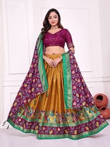 Colección Étnica de Chaniya Choli con Estampado de Lámina de Seda Patola de Diseñador Dola para Mujer - Product Image 3