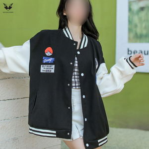 Fournisseur de premier plan, nouvelle arrivée, veste varsity noire pour femmes avec design de patch sur les manches blancs, col rabattu, manches longues, vêtements d'automne - Product Image 3
