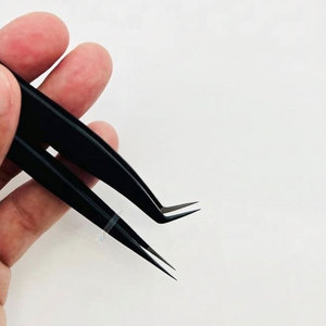 Pince à cils noire de haute qualité en acier durable avec breloque papillon pour extensions de cils, maintien robuste pour les extensions - Product Image 2