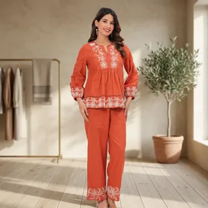 Ensemble 2 pièces en coton brodé orange pour femmes, motif floral, col rond, coupe ample, tenue décontractée printemps-été - Product Image 1