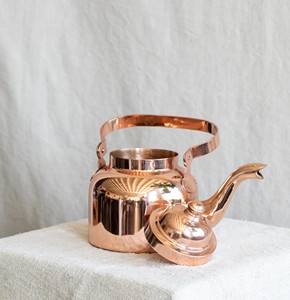 Théière en cuivre de luxe traditionnelle avec une belle becquetée courbée, une poignée décorative en cuivre, un couvercle assorti sécurisé, forme classique arrondie - Product Image 5