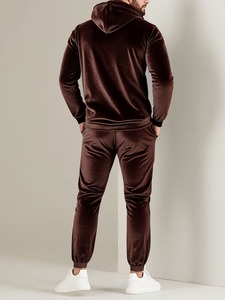Ensemble de survêtement en velours élégant pour homme avec une construction durable et une finition lisse - Product Image 2