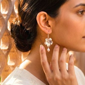 JEWELTECH Boucles d'oreilles pendantes en forme de fleur en argent 925 plaqué or 18 carats avec perles d'eau douce, style romantique, bijoux pour femmes, à porter au quotidien 5 - Product Image 1