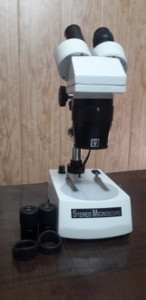 Microscope stéréoscopique MAYALAB, distance de mise au point de 20 mm, source de lumière à 8 LED, mise au point manuelle, tête binoculaire, équipement de laboratoire blanc, indice de protection IP55 - Product Image 4