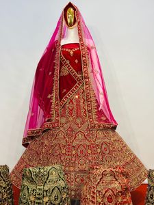 Lehenga nupcial de terciopelo con edición Gold Star Trending Heavy Flair Blusa larga para fiestas con detalles de Jarkan DE TRABAJO DE ESPEJO - Product Image 2