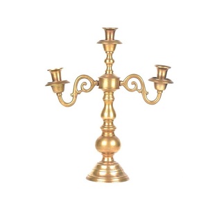 Candelabro de diseño atractivo en metal color dorado para decoración del hogar y hoteles. - Product Image 1